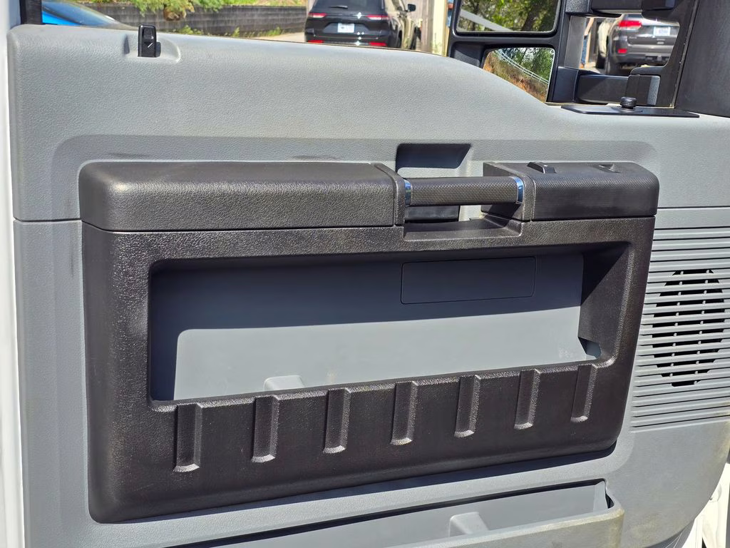 2016 Oxford White Ford Super Duty F-550 DRW XL RWD Chassis