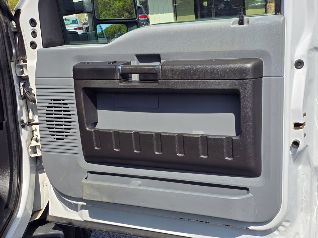 2016 Oxford White Ford Super Duty F-550 DRW XL RWD Chassis