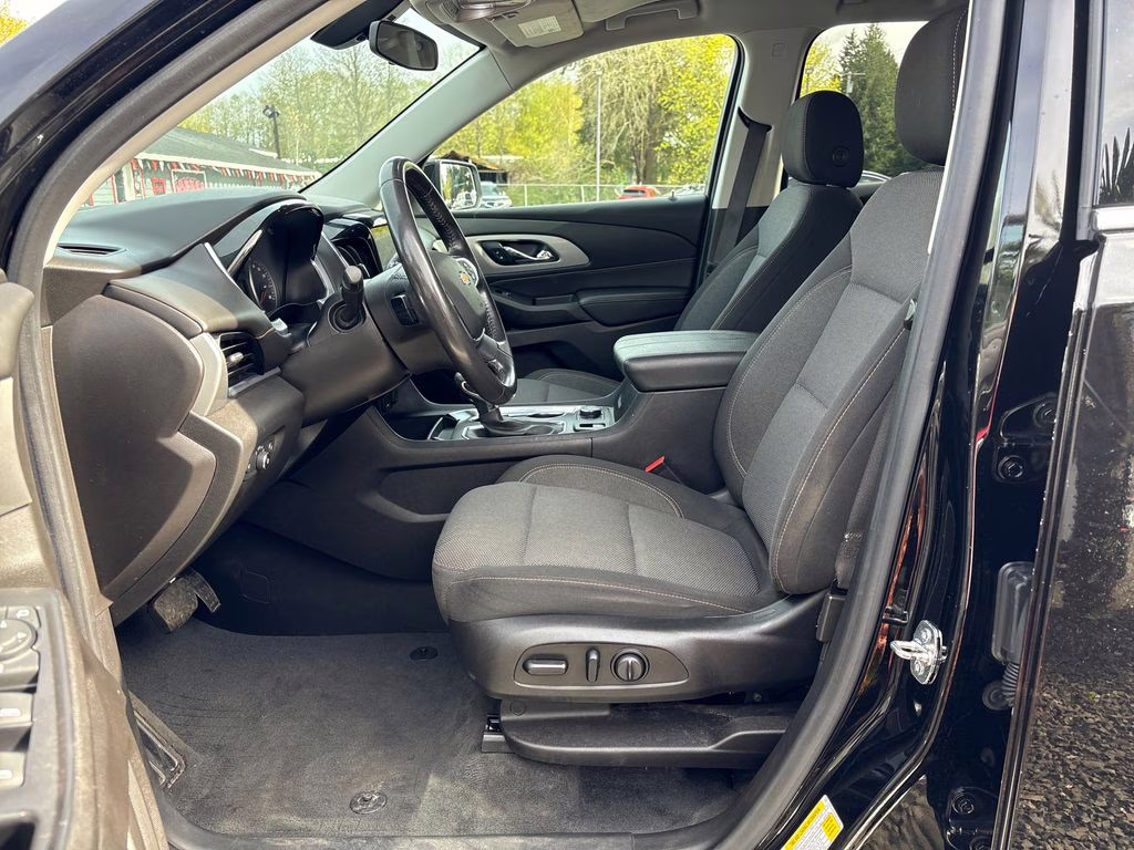 2021 Mosaic Black Metallic Chevrolet Traverse LT AWD SUV