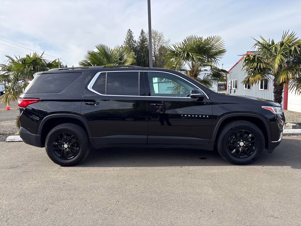2021 Mosaic Black Metallic Chevrolet Traverse LT AWD SUV