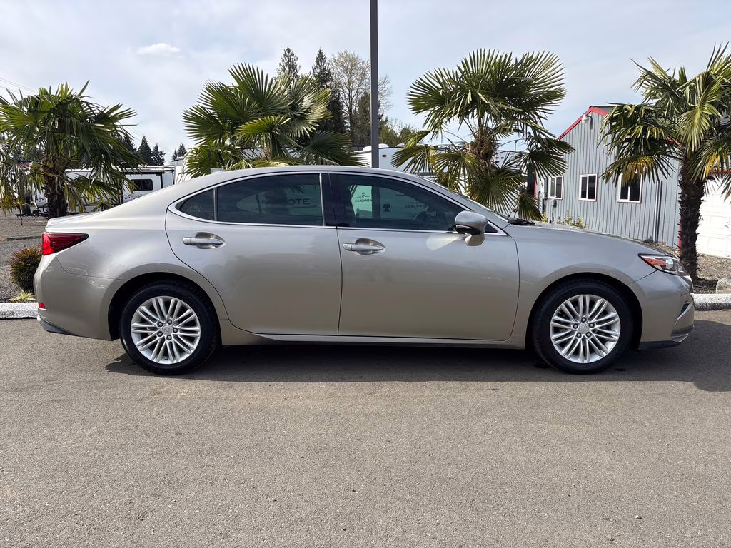 2016 Silver Lexus ES 350 FWD Sedan