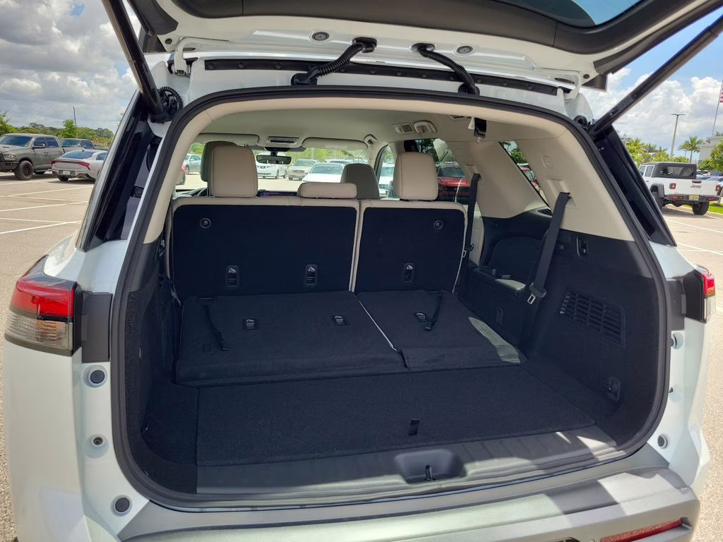 2026 Everest White Pearl Tricoat Nissan Pathfinder SL FWD SUV