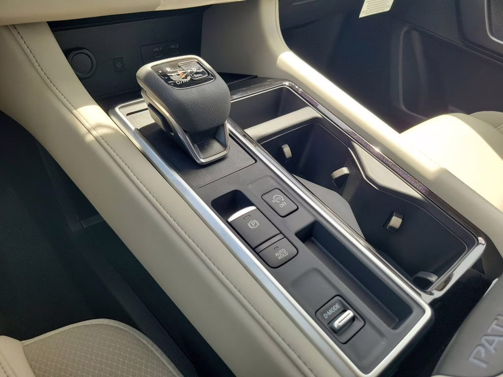 2026 Everest White Pearl Tricoat Nissan Pathfinder SL FWD SUV