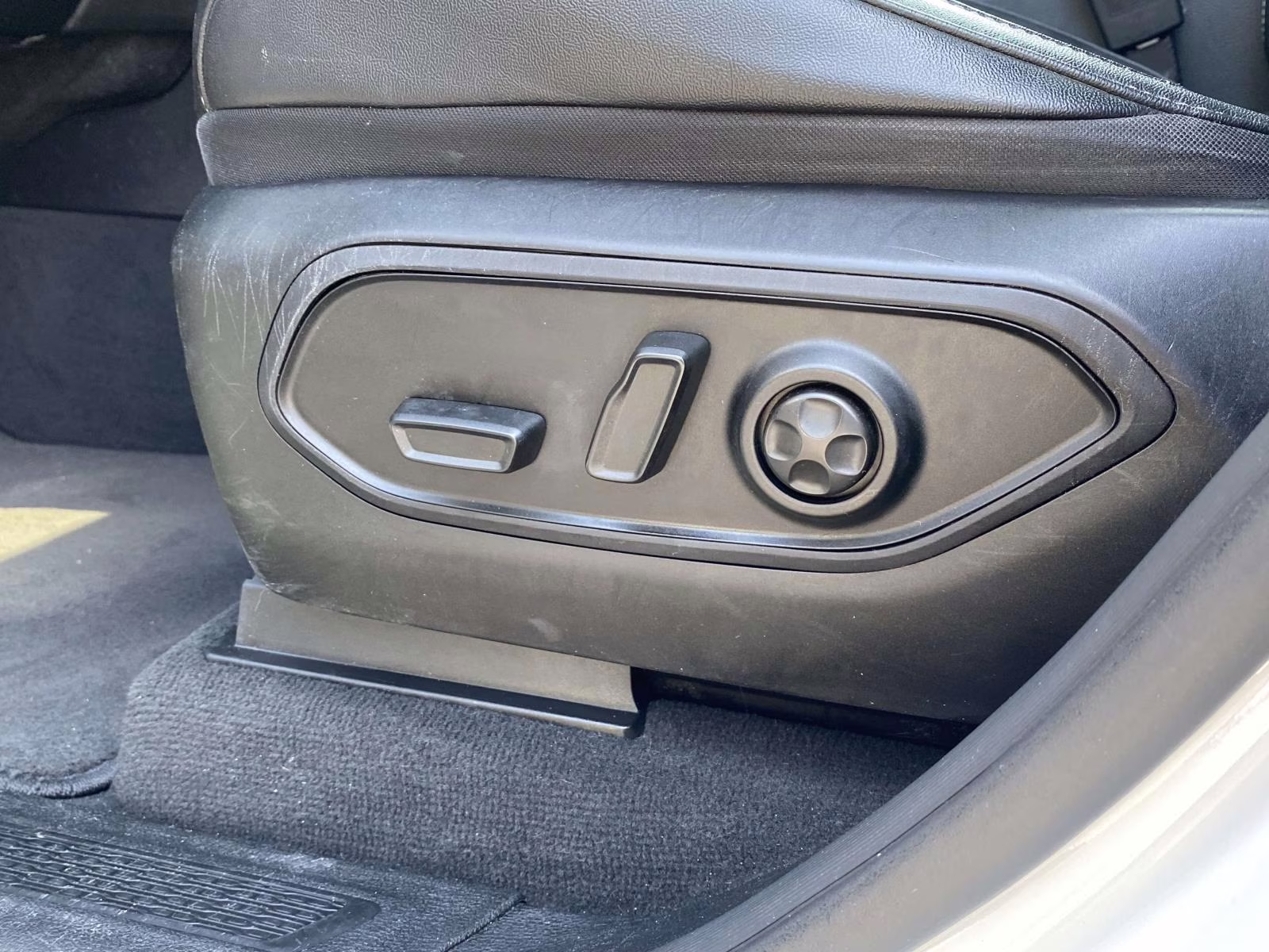 2023 Bright White Clearcoat Jeep Grand Cherokee Altitude RWD SUV