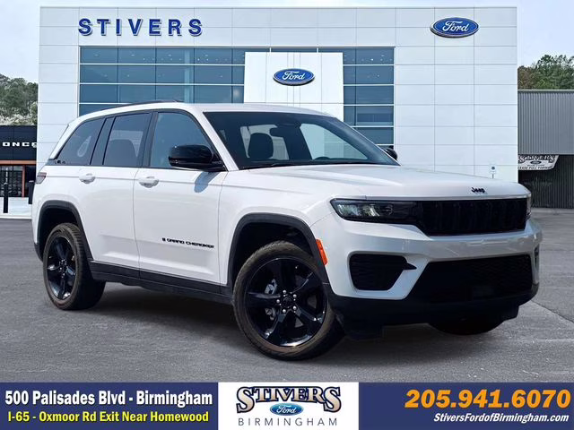 2023 Bright White Clearcoat Jeep Grand Cherokee Altitude RWD SUV