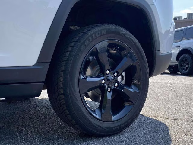2023 Bright White Clearcoat Jeep Grand Cherokee Altitude RWD SUV