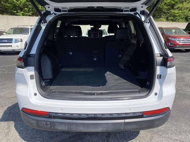 2023 Bright White Clearcoat Jeep Grand Cherokee Altitude RWD SUV