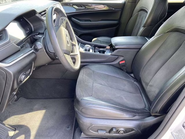 2023 Bright White Clearcoat Jeep Grand Cherokee Altitude RWD SUV