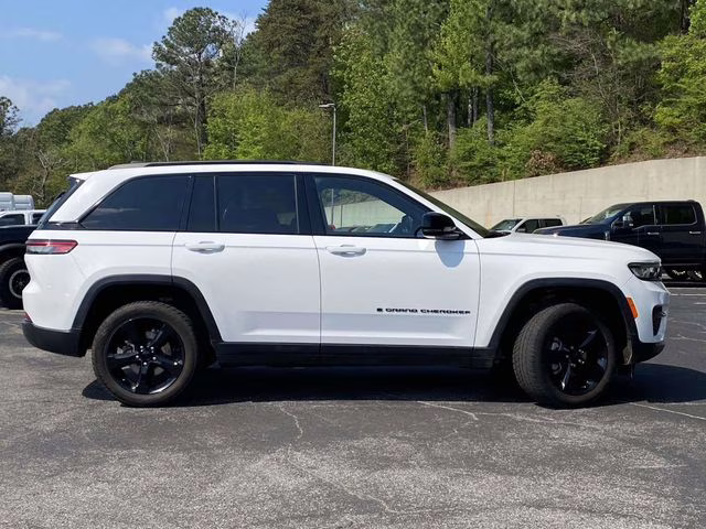 2023 Bright White Clearcoat Jeep Grand Cherokee Altitude RWD SUV
