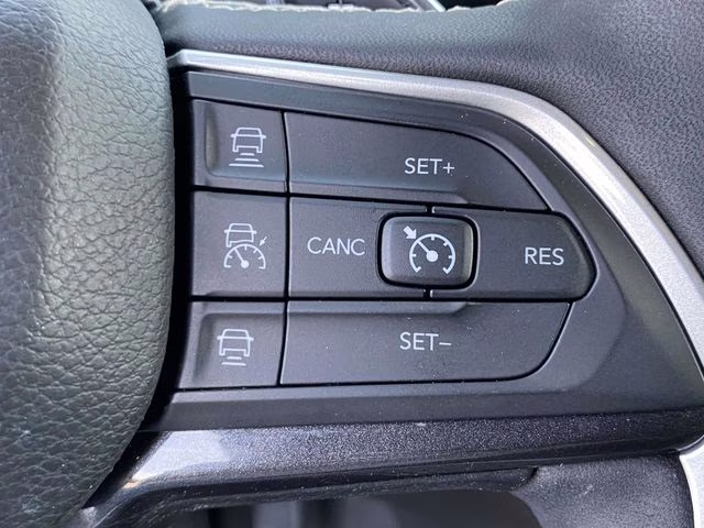 2023 Bright White Clearcoat Jeep Grand Cherokee Altitude RWD SUV