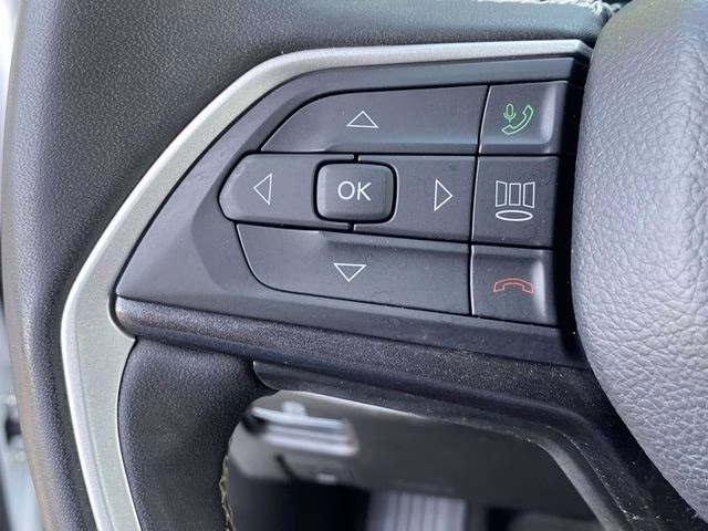 2023 Bright White Clearcoat Jeep Grand Cherokee Altitude RWD SUV