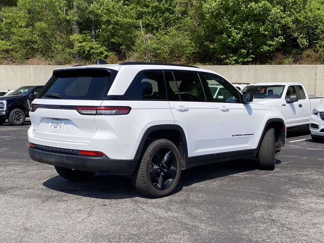 2023 Bright White Clearcoat Jeep Grand Cherokee Altitude RWD SUV