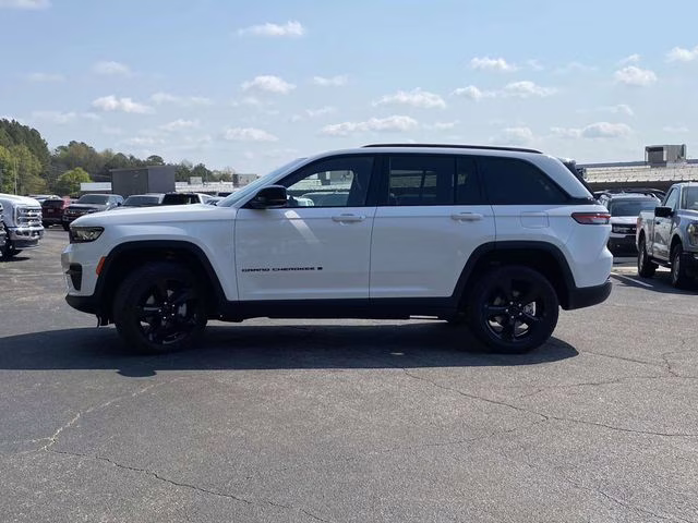 2023 Bright White Clearcoat Jeep Grand Cherokee Altitude RWD SUV