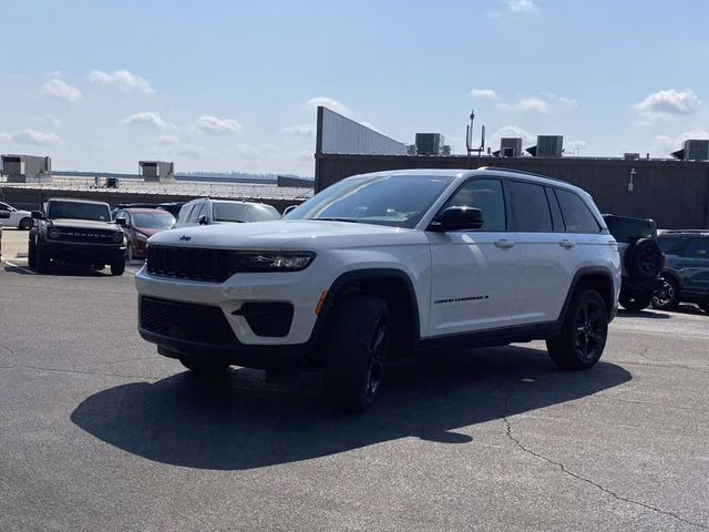 2023 Bright White Clearcoat Jeep Grand Cherokee Altitude RWD SUV