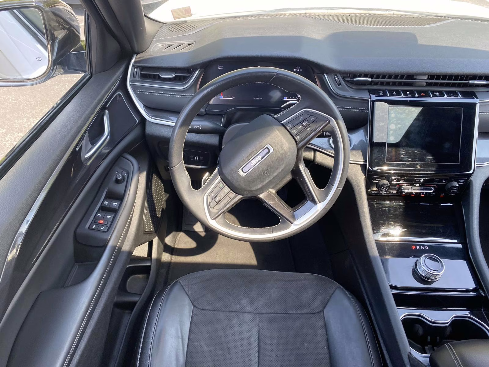 2023 Bright White Clearcoat Jeep Grand Cherokee Altitude RWD SUV
