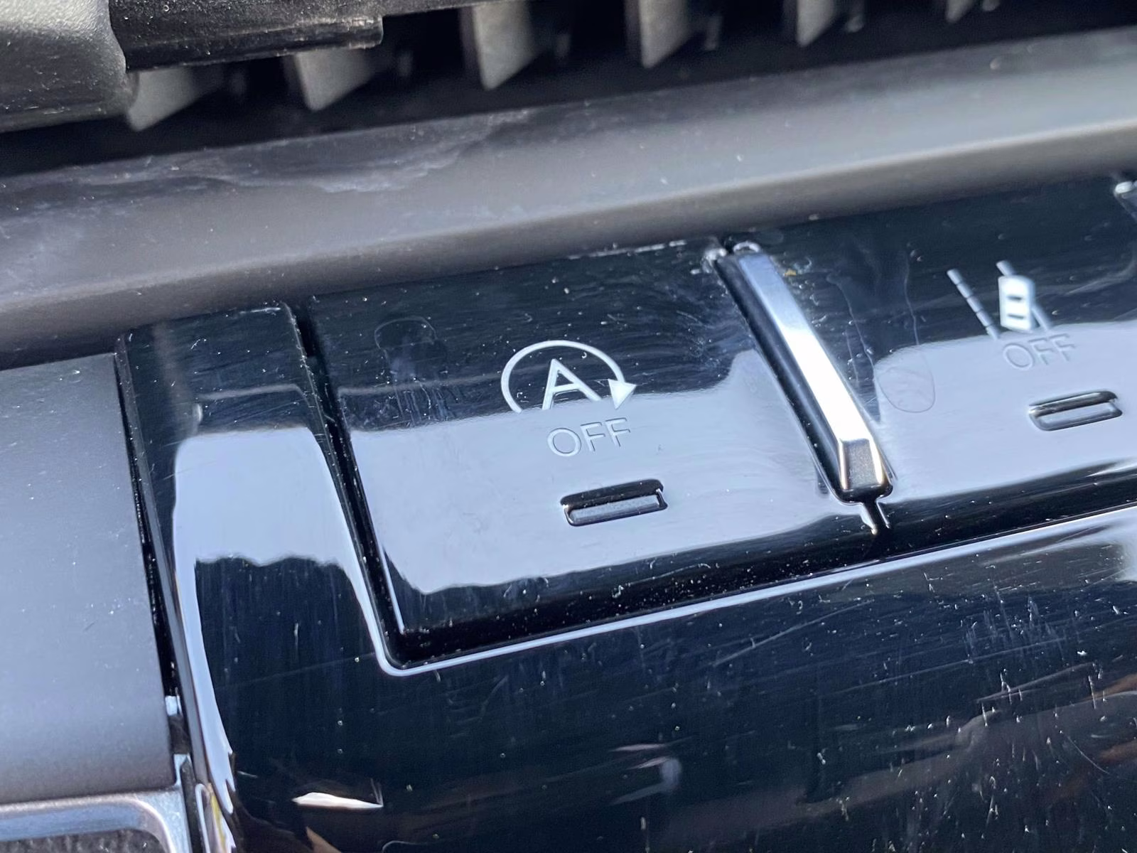 2023 Bright White Clearcoat Jeep Grand Cherokee Altitude RWD SUV