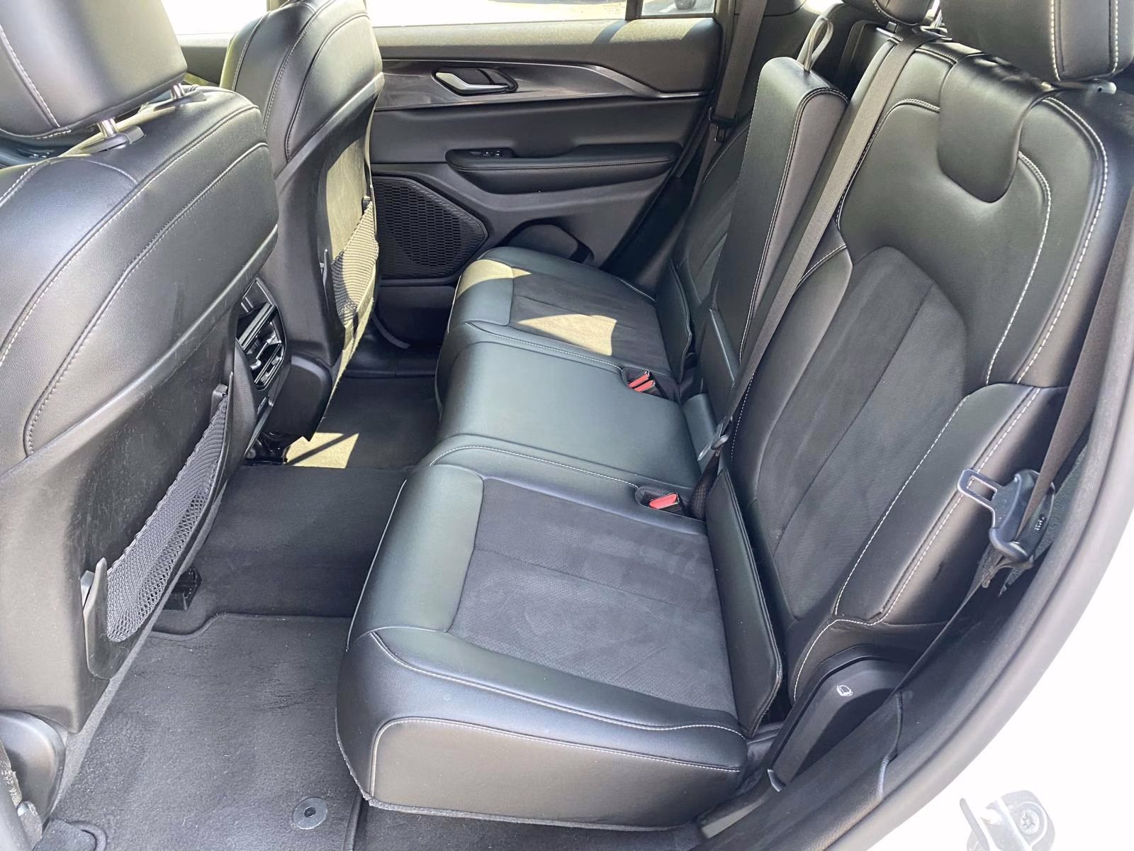 2023 Bright White Clearcoat Jeep Grand Cherokee Altitude RWD SUV