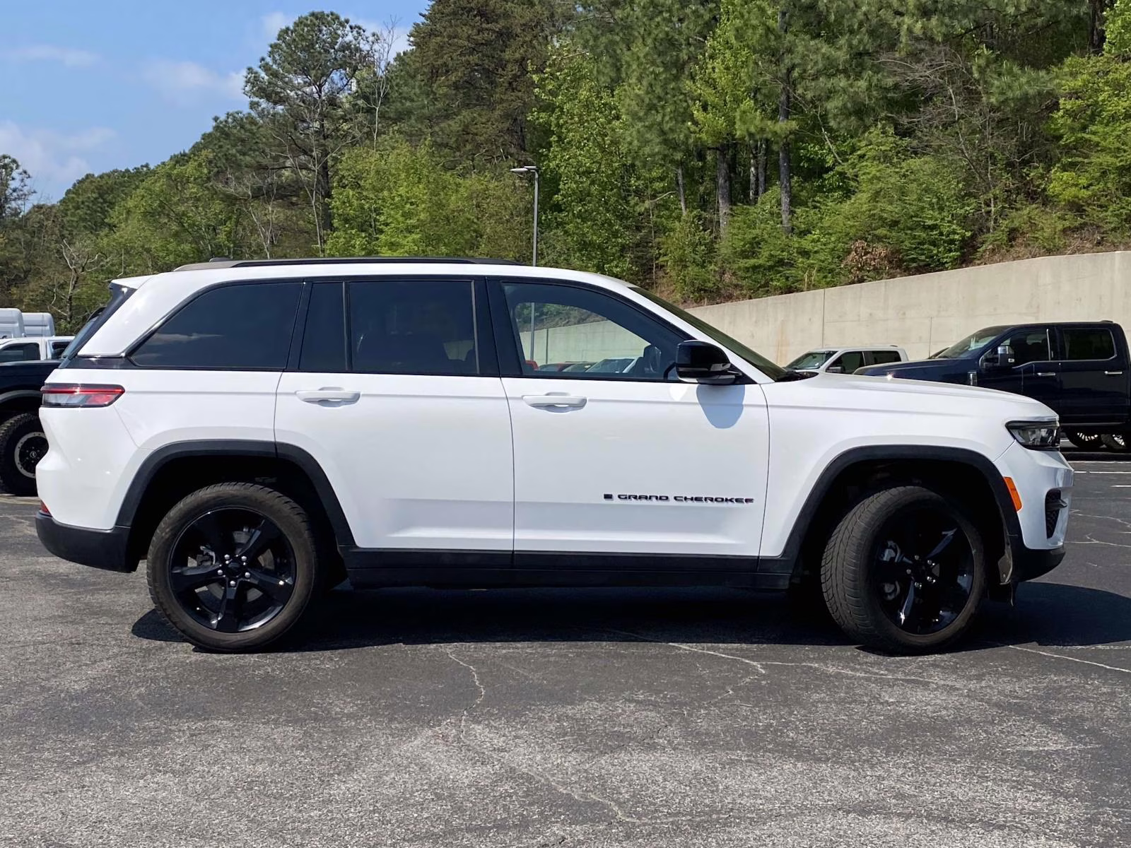 2023 Bright White Clearcoat Jeep Grand Cherokee Altitude RWD SUV