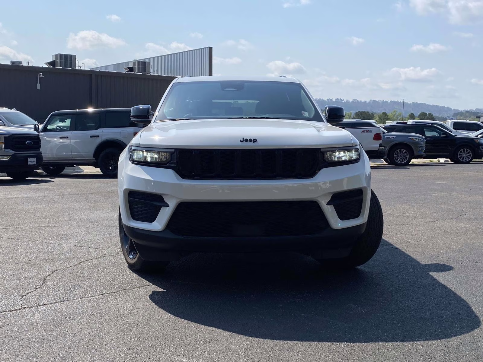 2023 Bright White Clearcoat Jeep Grand Cherokee Altitude RWD SUV