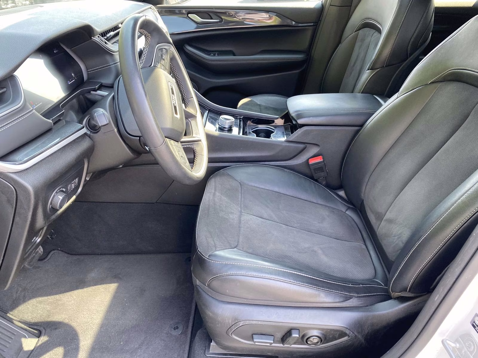 2023 Bright White Clearcoat Jeep Grand Cherokee Altitude RWD SUV