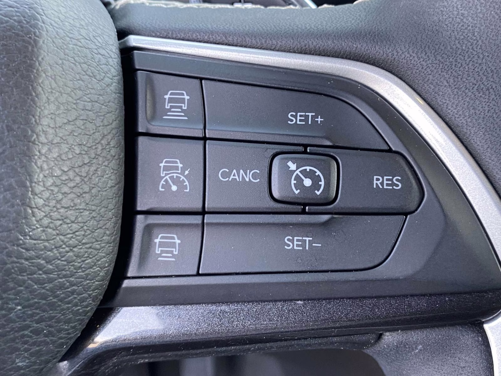 2023 Bright White Clearcoat Jeep Grand Cherokee Altitude RWD SUV