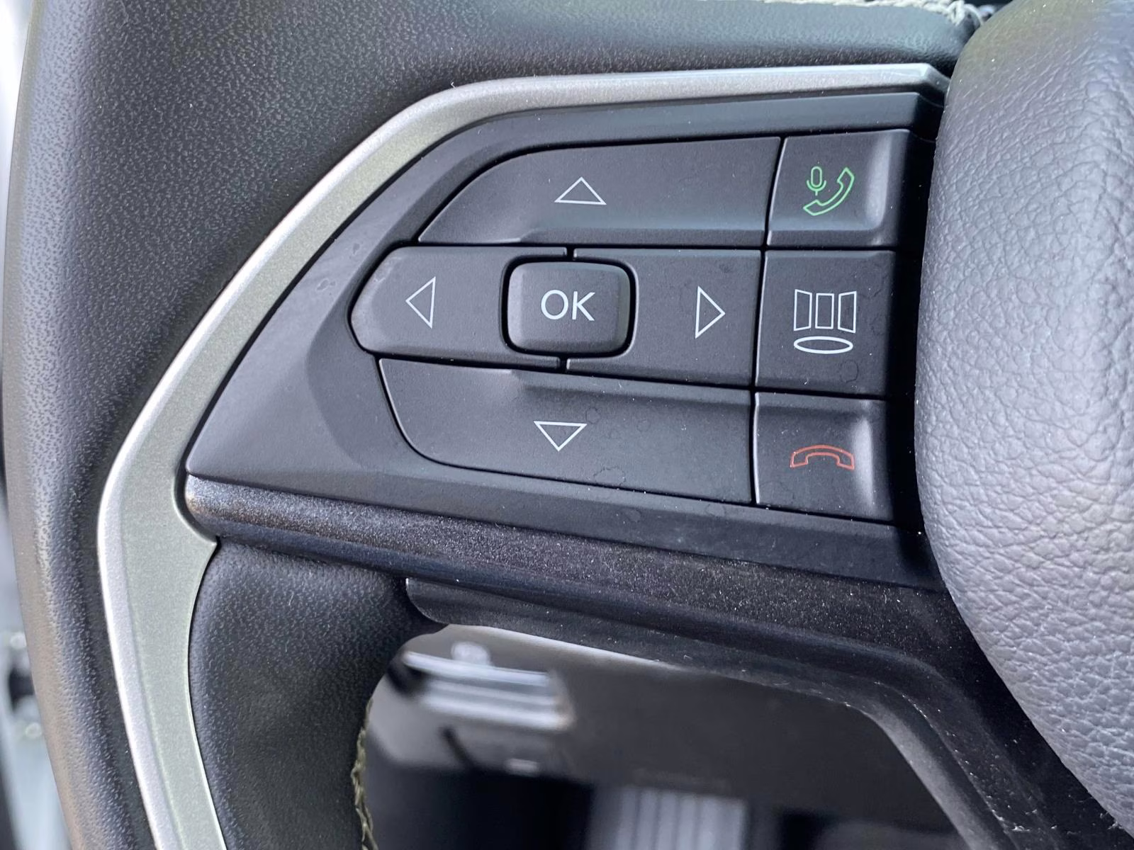 2023 Bright White Clearcoat Jeep Grand Cherokee Altitude RWD SUV