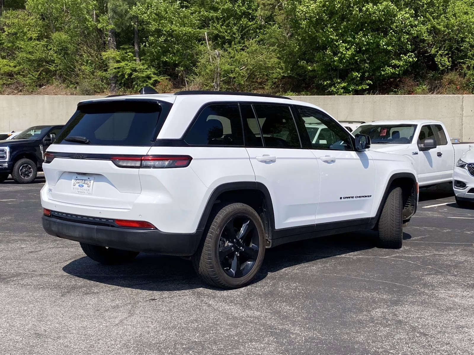 2023 Bright White Clearcoat Jeep Grand Cherokee Altitude RWD SUV