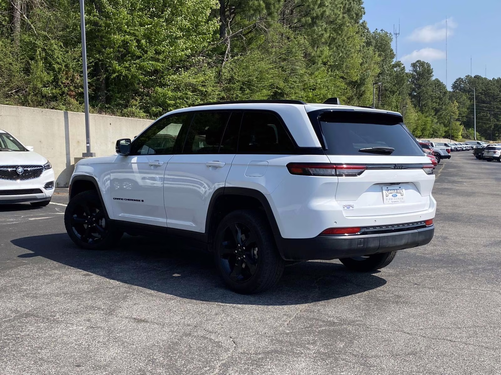 2023 Bright White Clearcoat Jeep Grand Cherokee Altitude RWD SUV