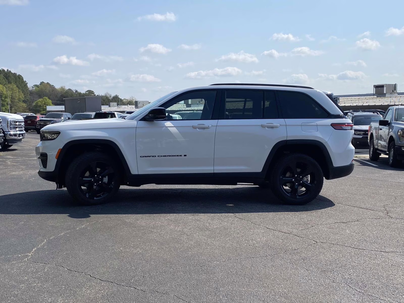 2023 Bright White Clearcoat Jeep Grand Cherokee Altitude RWD SUV