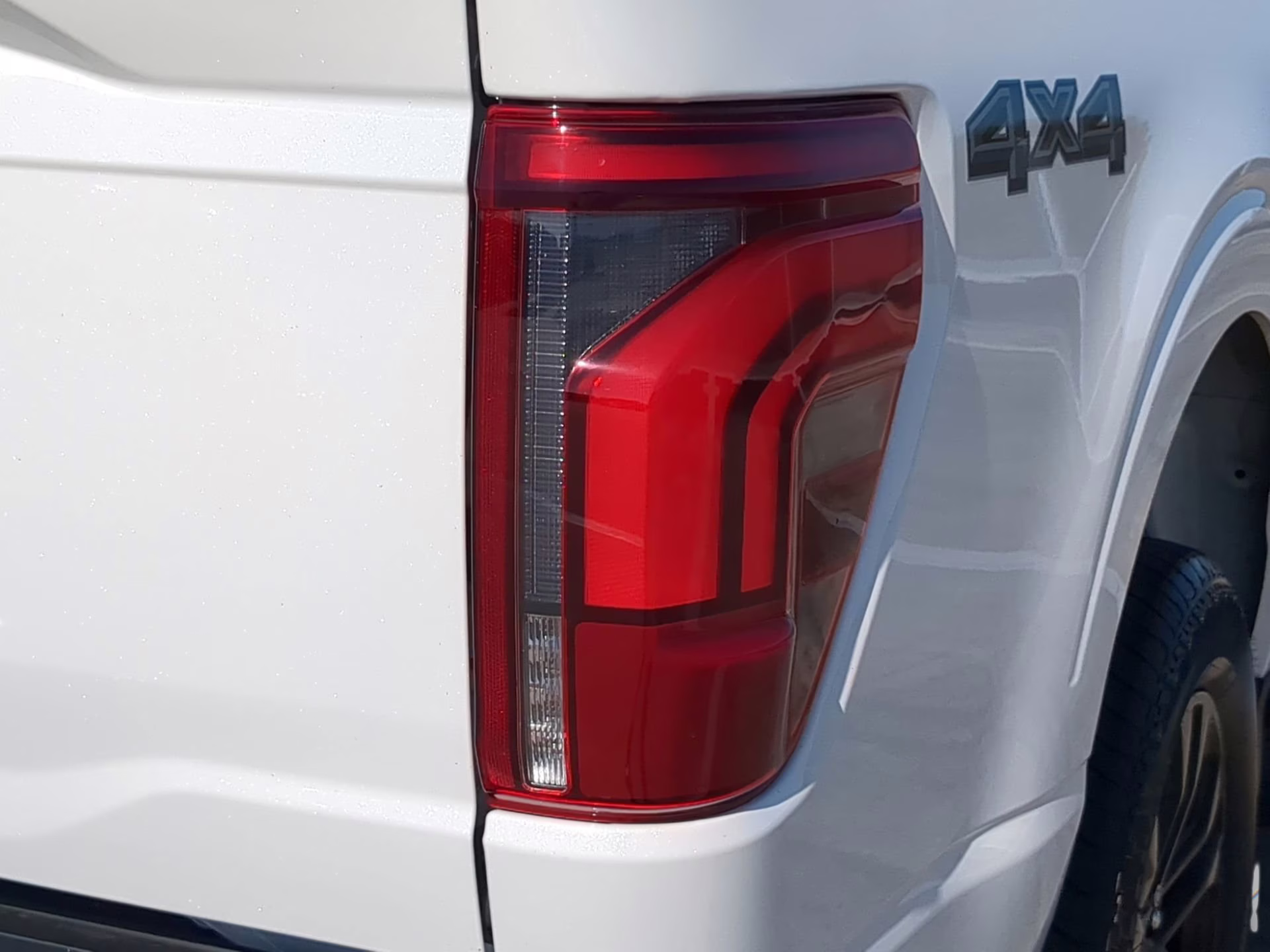 2026 Star White Metallic Tri-Coat Ford F-150 LARIAT Crew Cab Pickup 4X4 Truck