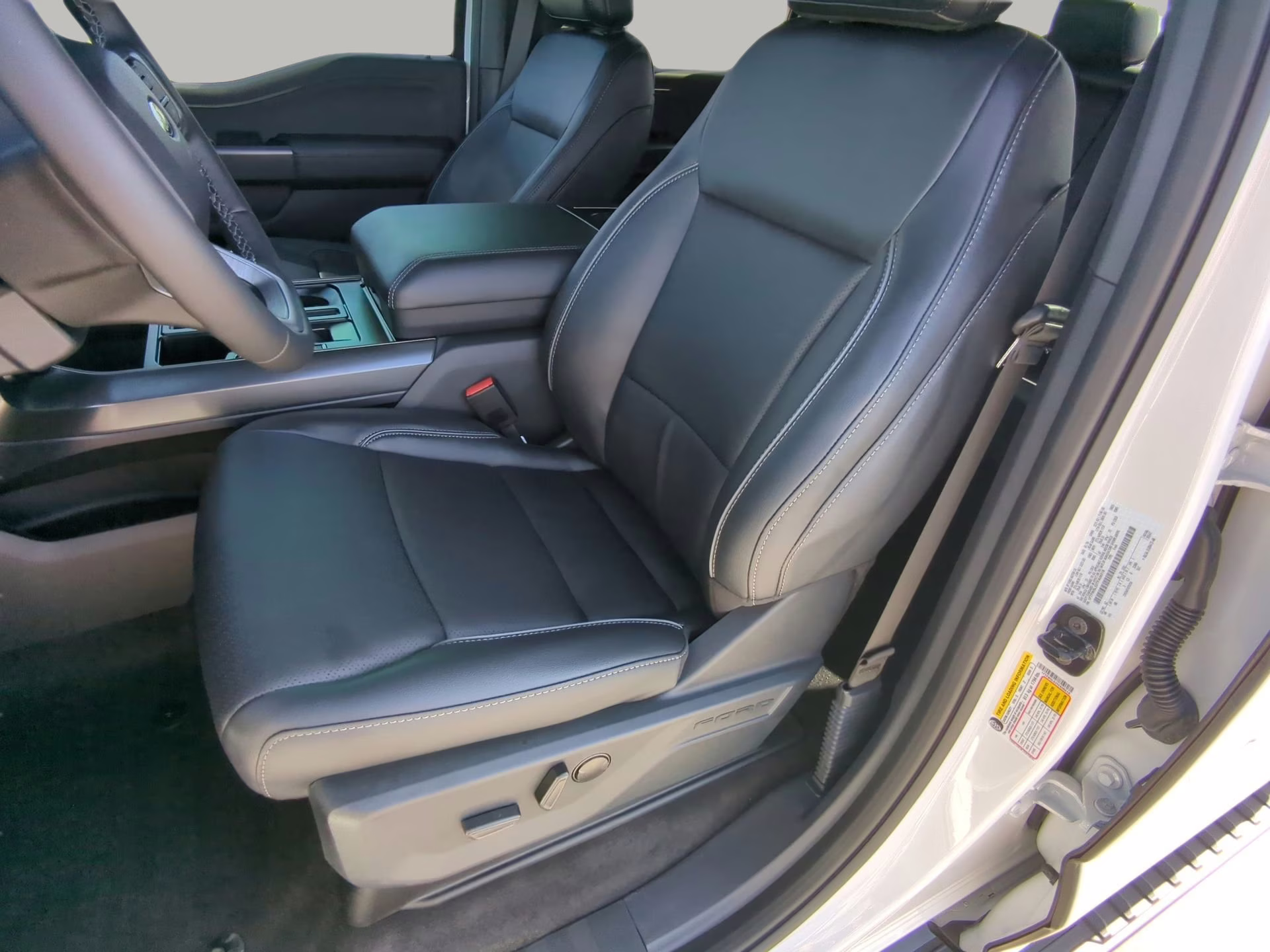 2026 Star White Metallic Tri-Coat Ford F-150 LARIAT Crew Cab Pickup 4X4 Truck