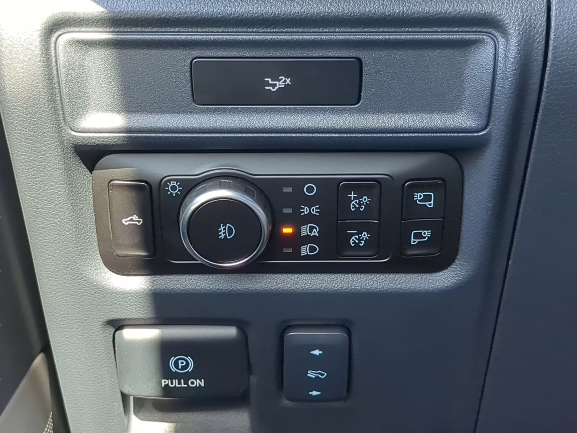 2026 Star White Metallic Tri-Coat Ford F-150 LARIAT Crew Cab Pickup 4X4 Truck