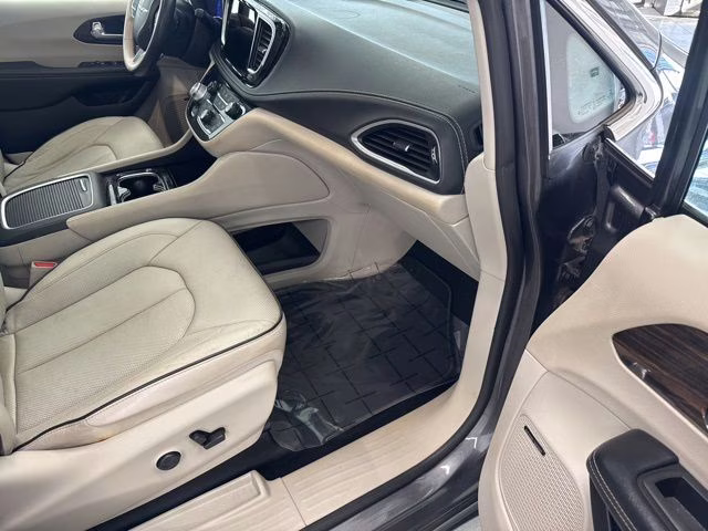 2021 Granite Crystal Metallic Clearcoat Chrysler Pacifica Limited AWD Van