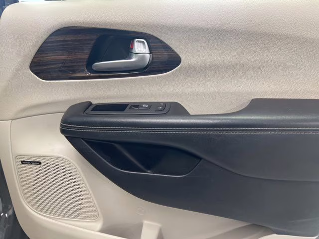 2021 Ceramic Gray Clearcoat Chrysler Pacifica Limited AWD Van