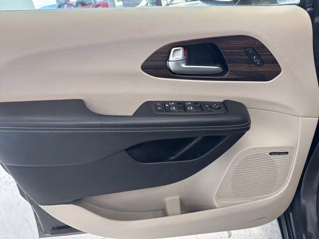 2021 Granite Crystal Metallic Clearcoat Chrysler Pacifica Limited AWD Van