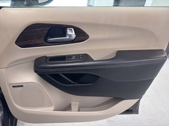 2021 Granite Crystal Metallic Clearcoat Chrysler Pacifica Limited AWD Van