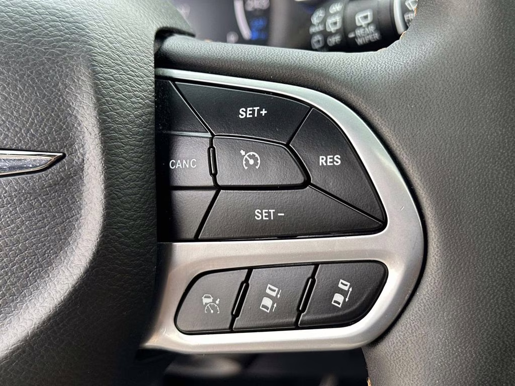 2023 Ceramic Gray Clearcoat Chrysler Pacifica Hybrid Pinnacle FWD Van