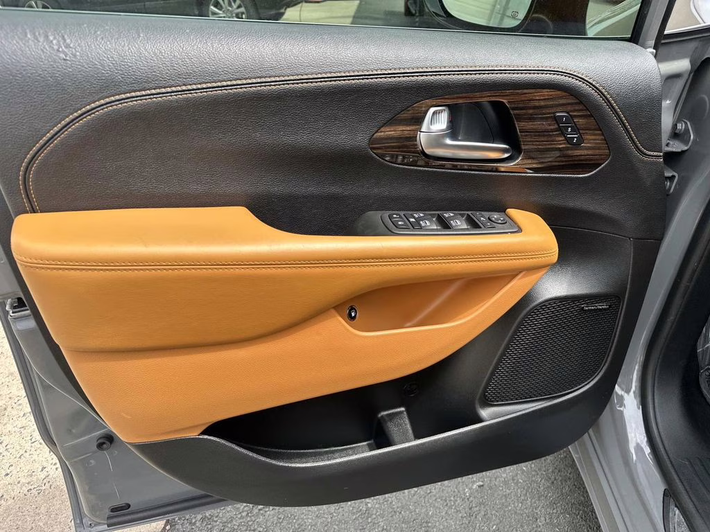 2023 Ceramic Gray Clearcoat Chrysler Pacifica Hybrid Pinnacle FWD Van