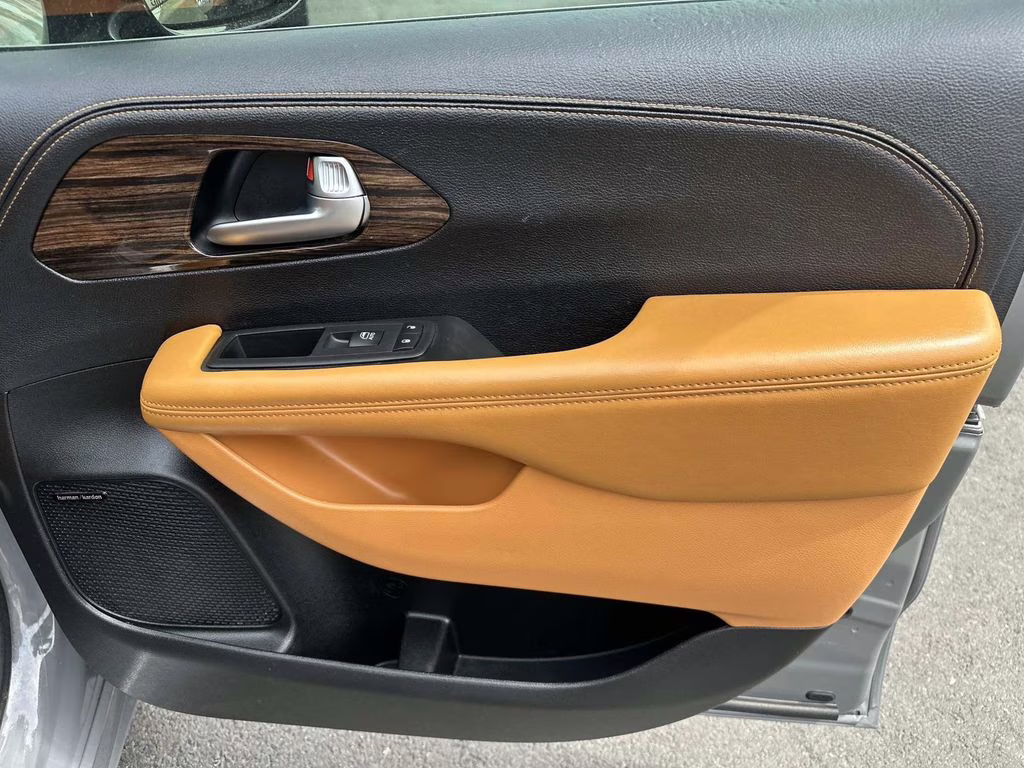 2023 Ceramic Gray Clearcoat Chrysler Pacifica Hybrid Pinnacle FWD Van