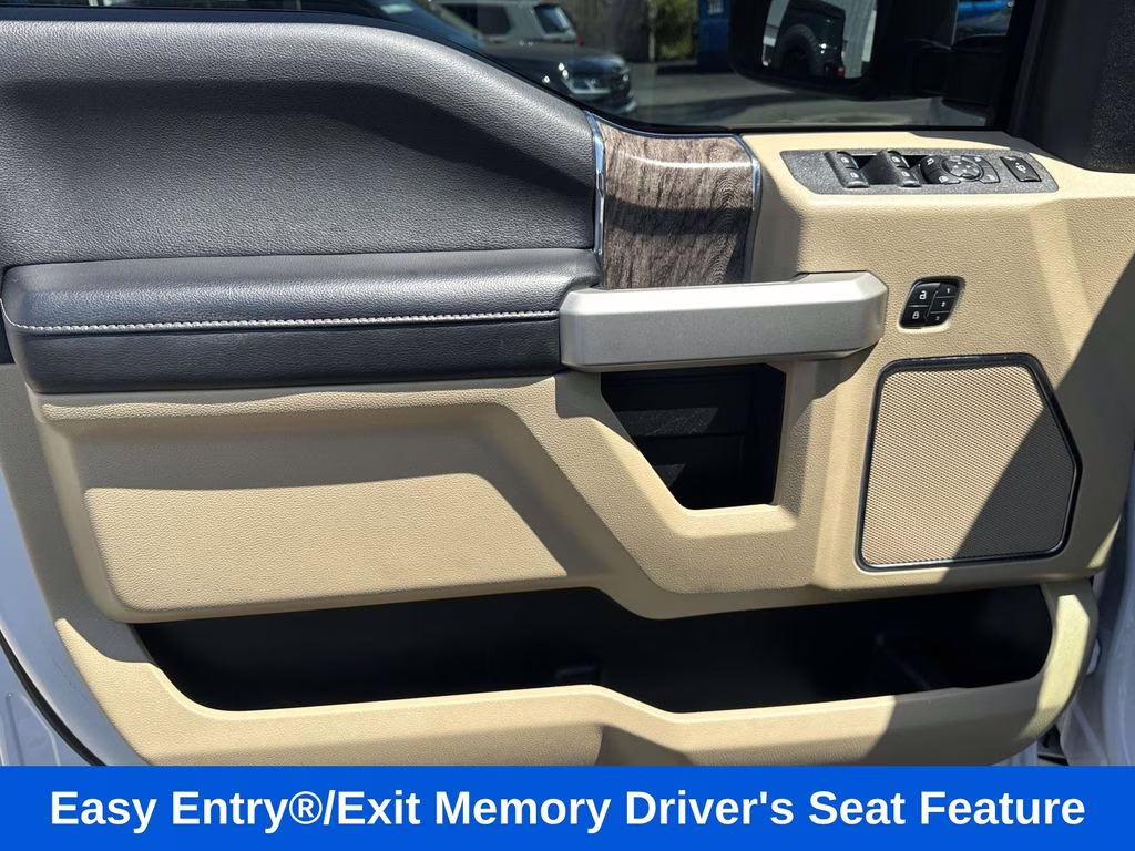 2019 Oxford White Ford Super Duty F-250 SRW Lariat 4X4 Truck