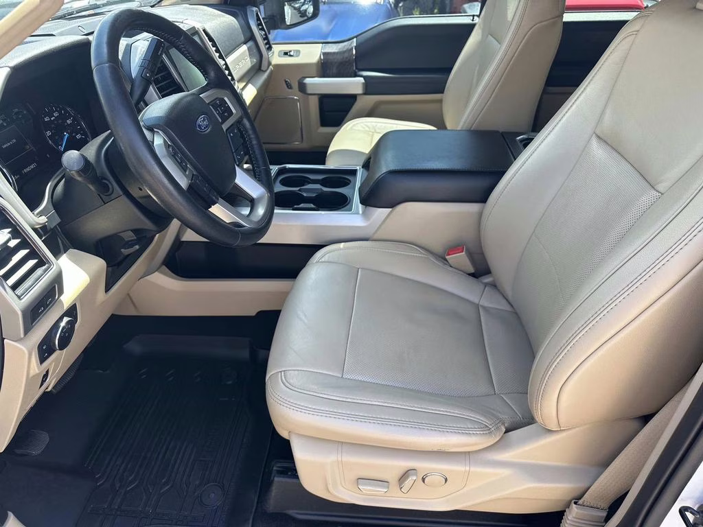 2019 Oxford White Ford Super Duty F-250 SRW Lariat 4X4 Truck