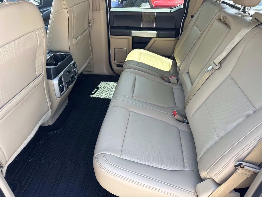 2019 Oxford White Ford Super Duty F-250 SRW Lariat 4X4 Truck