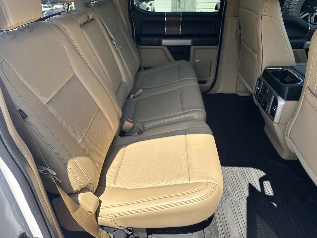 2019 Oxford White Ford Super Duty F-250 SRW Lariat 4X4 Truck