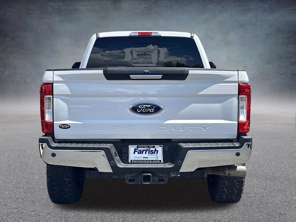 2019 Oxford White Ford Super Duty F-250 SRW Lariat 4X4 Truck