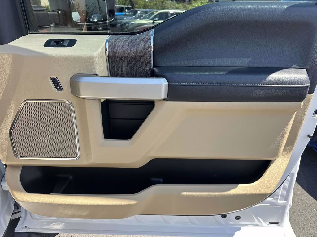 2019 Oxford White Ford Super Duty F-250 SRW Lariat 4X4 Truck