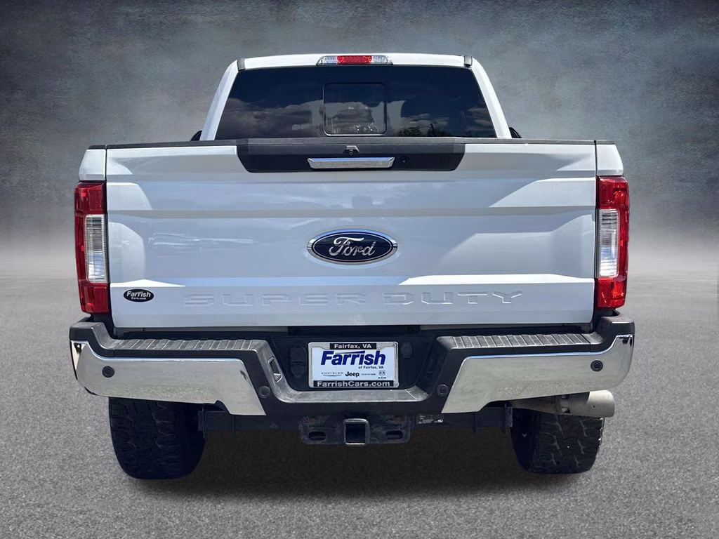 2019 Oxford White Ford Super Duty F-250 SRW Lariat 4X4 Truck