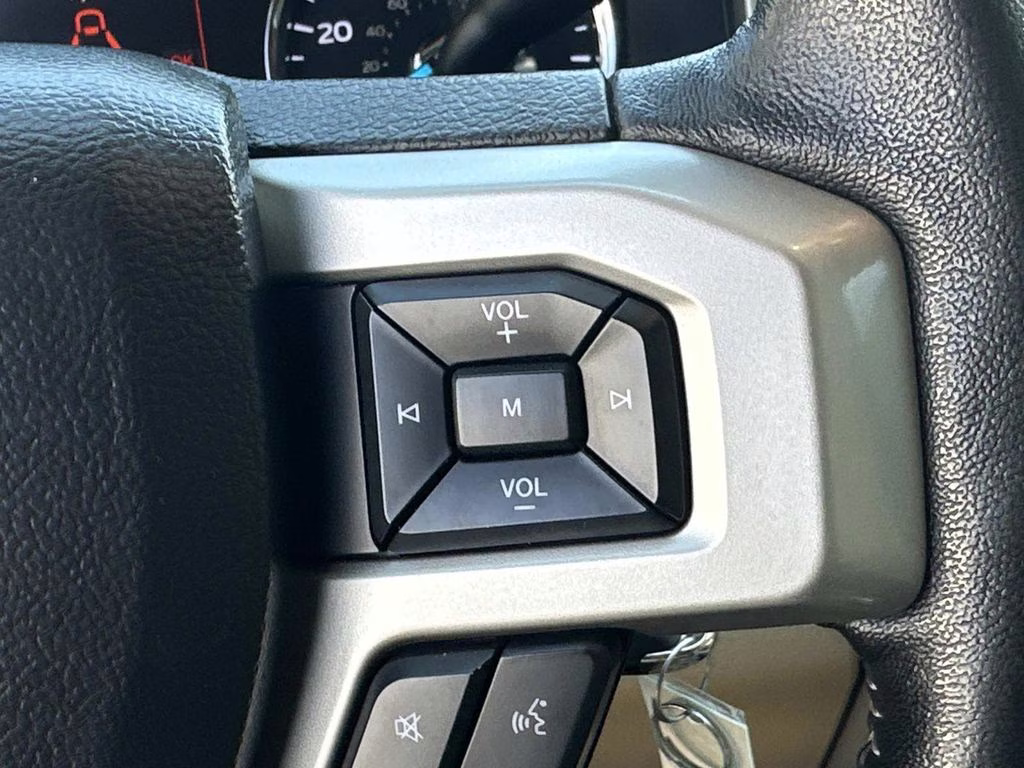 2019 Oxford White Ford Super Duty F-250 SRW Lariat 4X4 Truck