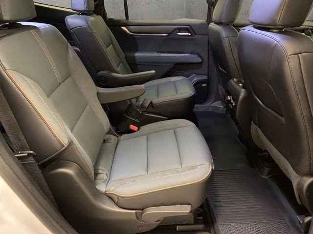 2024 White Frost Tricoat GMC Acadia AT4 AWD SUV