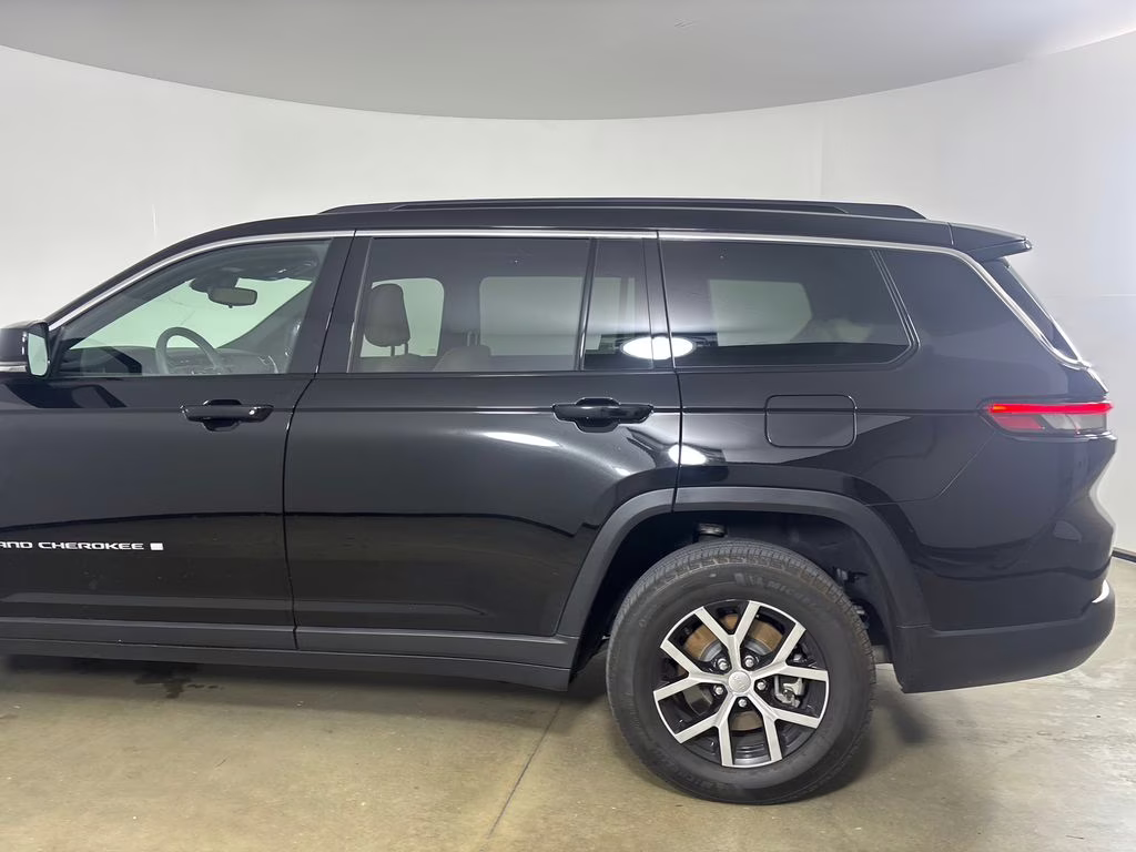 2024 Diamond Black Crystal Pearlcoat Jeep Grand Cherokee L Limited 4X4 SUV