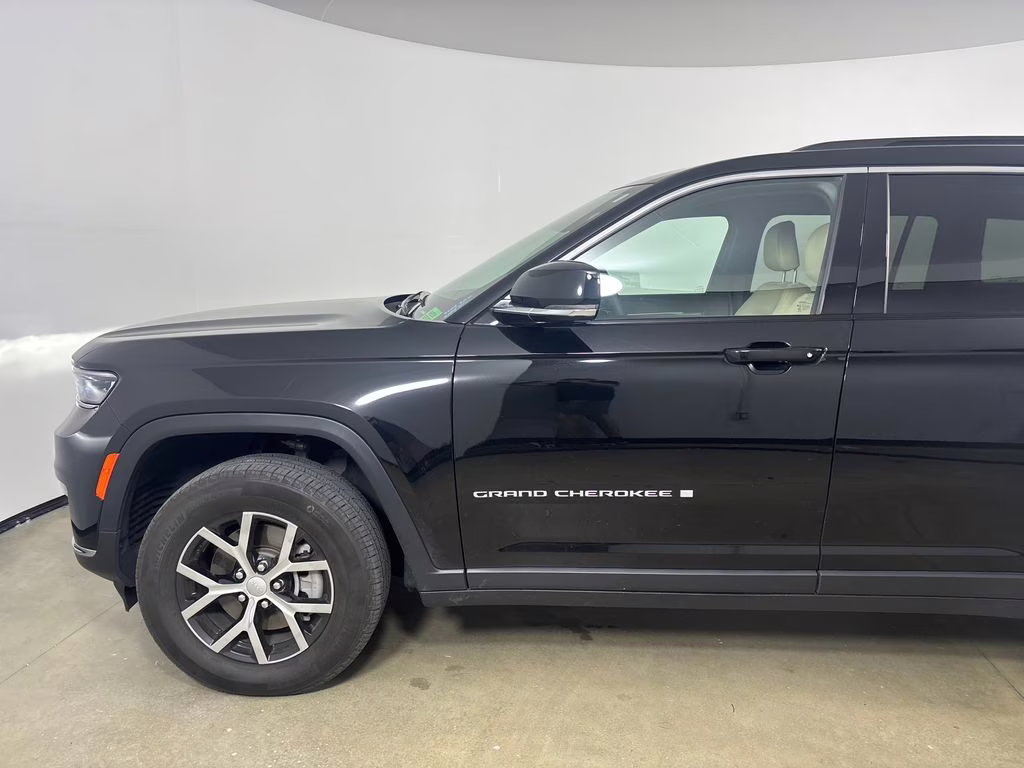 2024 Diamond Black Crystal Pearlcoat Jeep Grand Cherokee L Limited 4X4 SUV